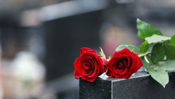 Dlaczego niektóre osoby decydują się na postawienie swojego nagrobka za życia? Odpowiadamy